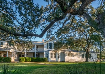05212 LBJ's Texas White House and large oak tree, Stondewall, Texas